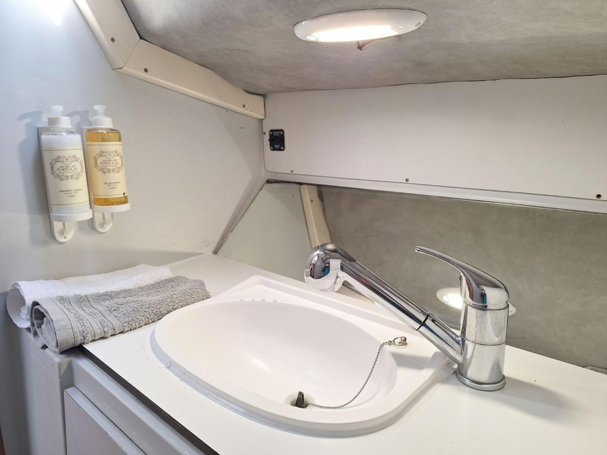 Be Local - Sleep Aboard The Santa Maria Sailing Boat In Lisbon Διαμέρισμα Εξωτερικό φωτογραφία