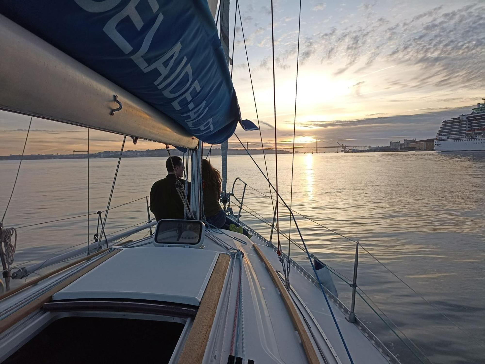 Be Local - Sleep Aboard The Santa Maria Sailing Boat In Lisbon Διαμέρισμα Εξωτερικό φωτογραφία