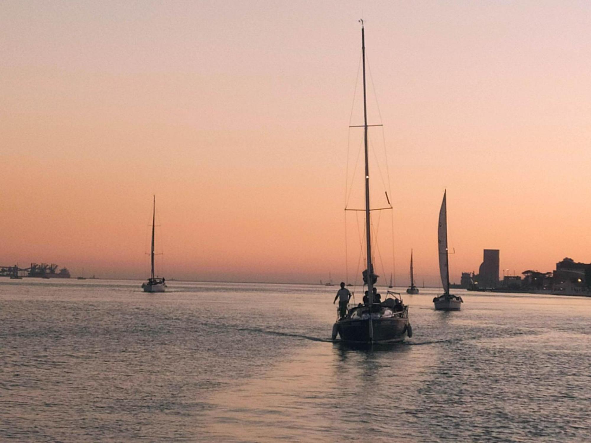 Be Local - Sleep Aboard The Santa Maria Sailing Boat In Lisbon Διαμέρισμα Εξωτερικό φωτογραφία